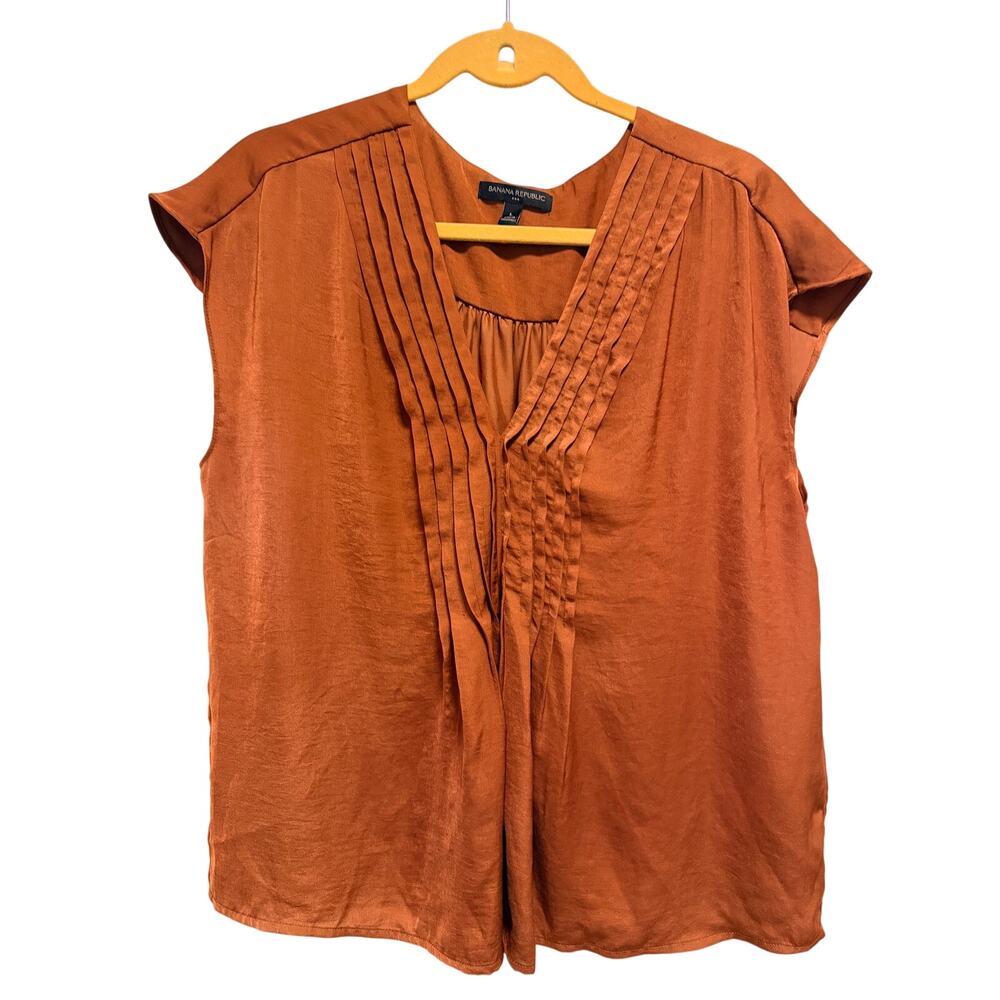 Banana Republic lightweight pleated top, Large